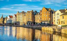 Spacious 2 Bed, 2 Bath Apartment -The Shore, Leith
